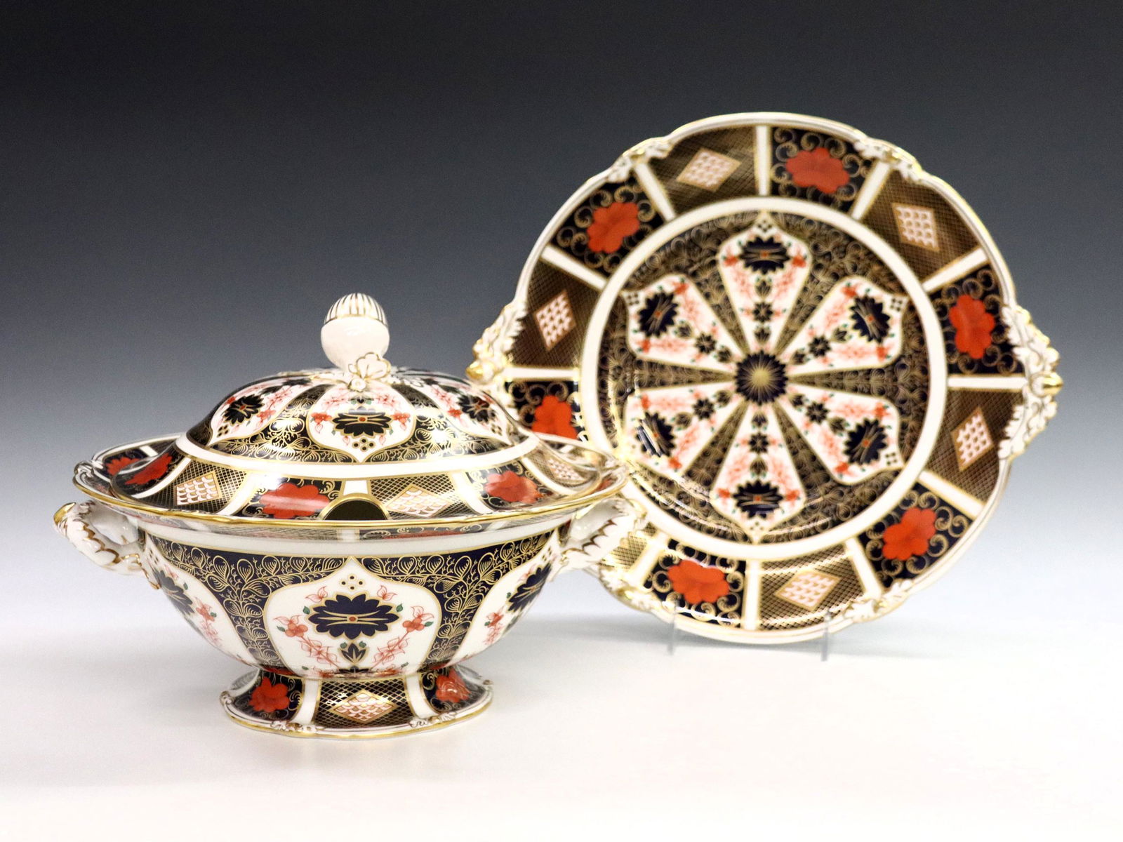 Derby Old Imari Covered Tureen: A 20th century Royal Crown Derby "Old Imari" pattern fine bone china covered tureen and underplate. Printed marks in Red with "1128" and "LII". Good condition, very slight surface wear. Underplate is