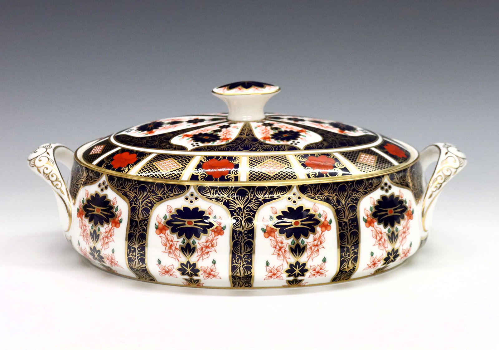 Derby Old Imari Covered Vegetable Dish: A 20th century Royal Crown Derby "Old Imari" pattern fine bone china covered vegetable dish. Printed marks in Red with "1128" and "LII". Good condition, very slight surface wear, printed marks scratch
