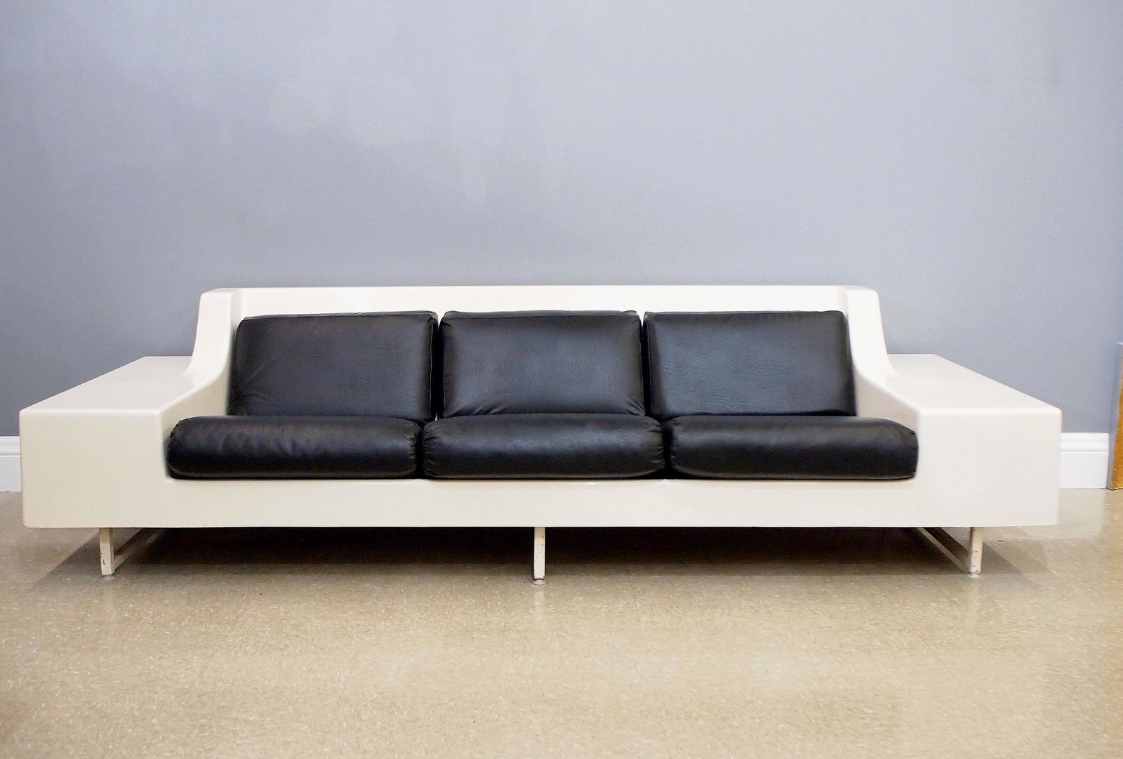Homecrest Mid Mod Sofa (1 of 12)
