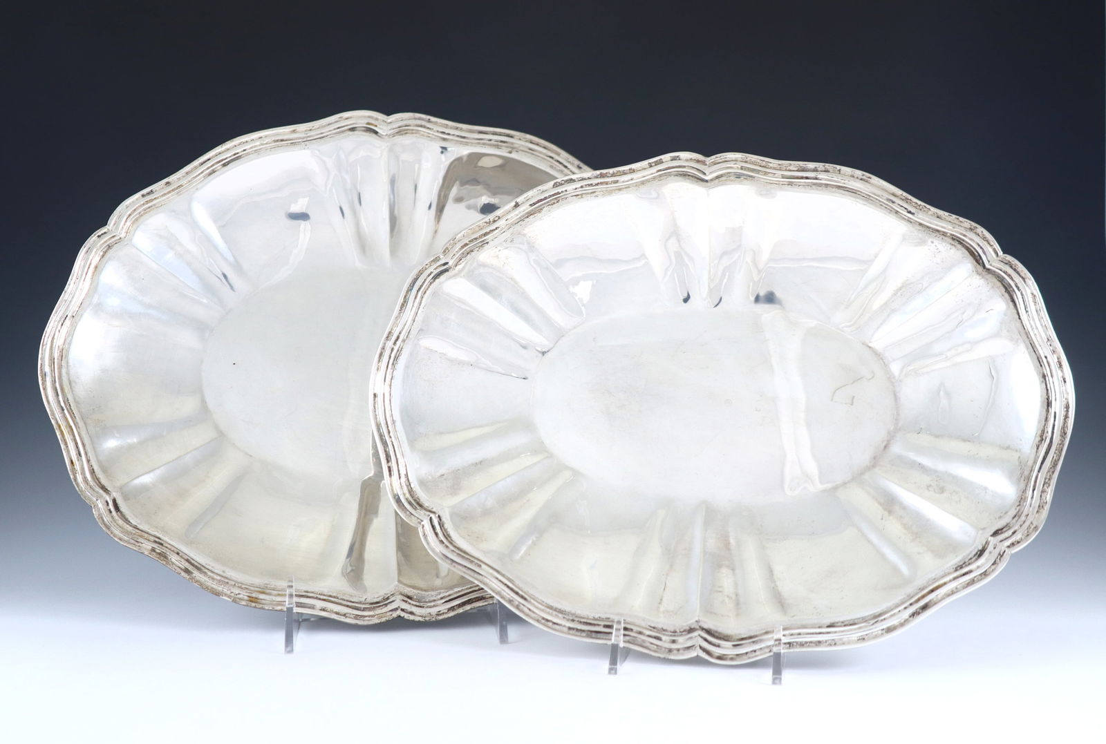 2 Tane Mexican Sterling Trays: Two mid 20th century Mexican Sterling Silver trays by Tane Orfebres. Oval form with scrolled rim and ruffled body. Impressed "Tane" and "JRC" makers marks with "Sterling 0.925" and "Hecho en Mexico".