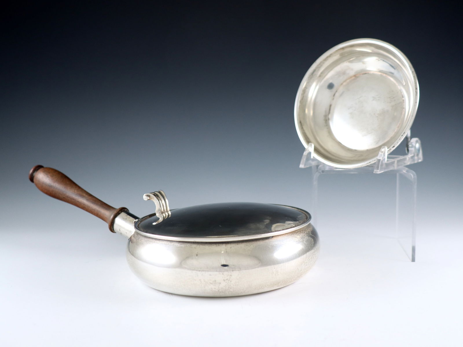 2 pc Tane Mexican Sterling: Two pieces of mid 20th century Mexican Sterling Silver by Tane Orfebres. Includes a "Silent Butler" crumber with wooden handle and a small bowl with reeded rim. Impressed "Tane" and "MC" makers marks