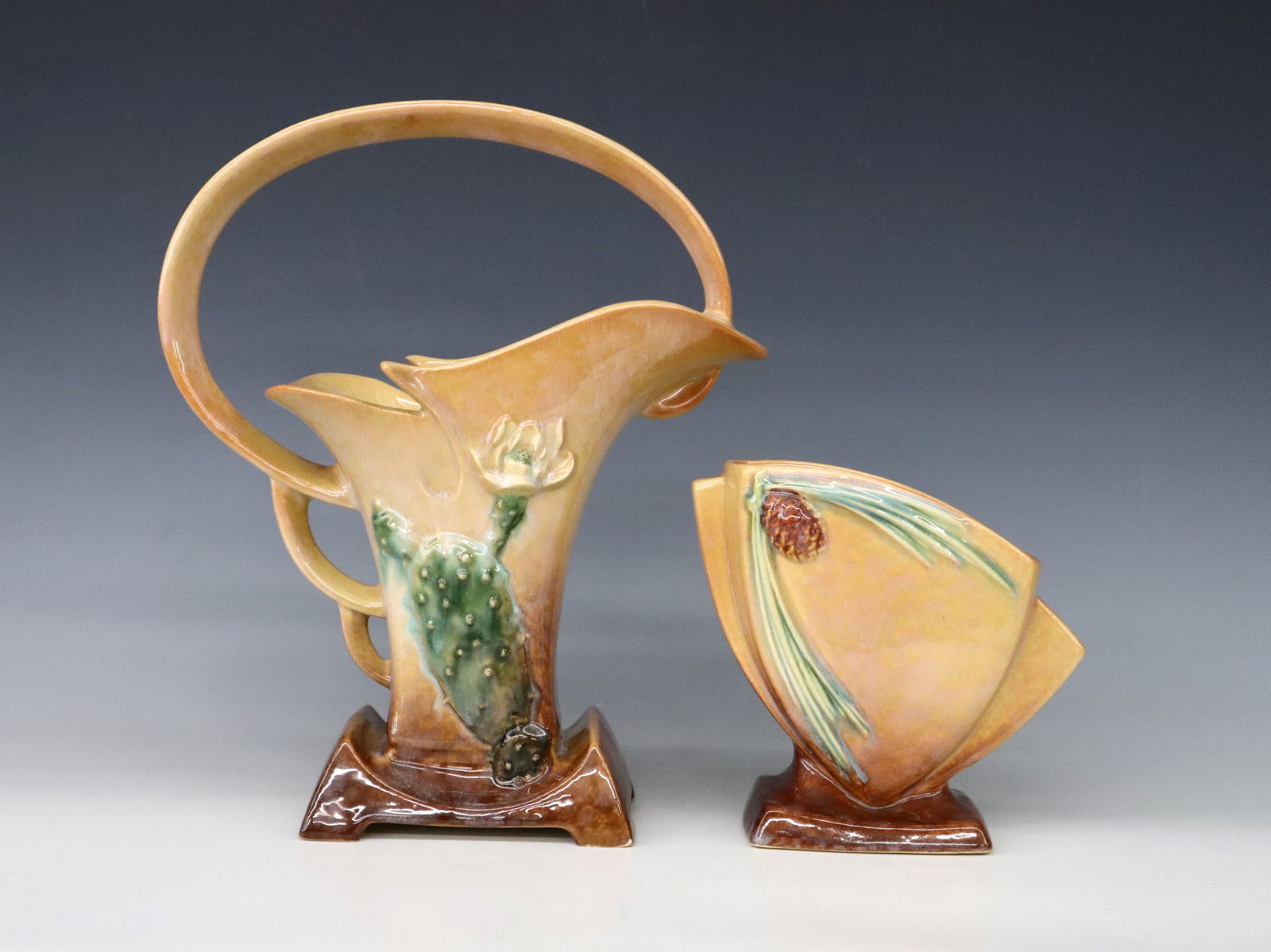 2 Roseville Wincraft Pottery Vases (1 of 4)