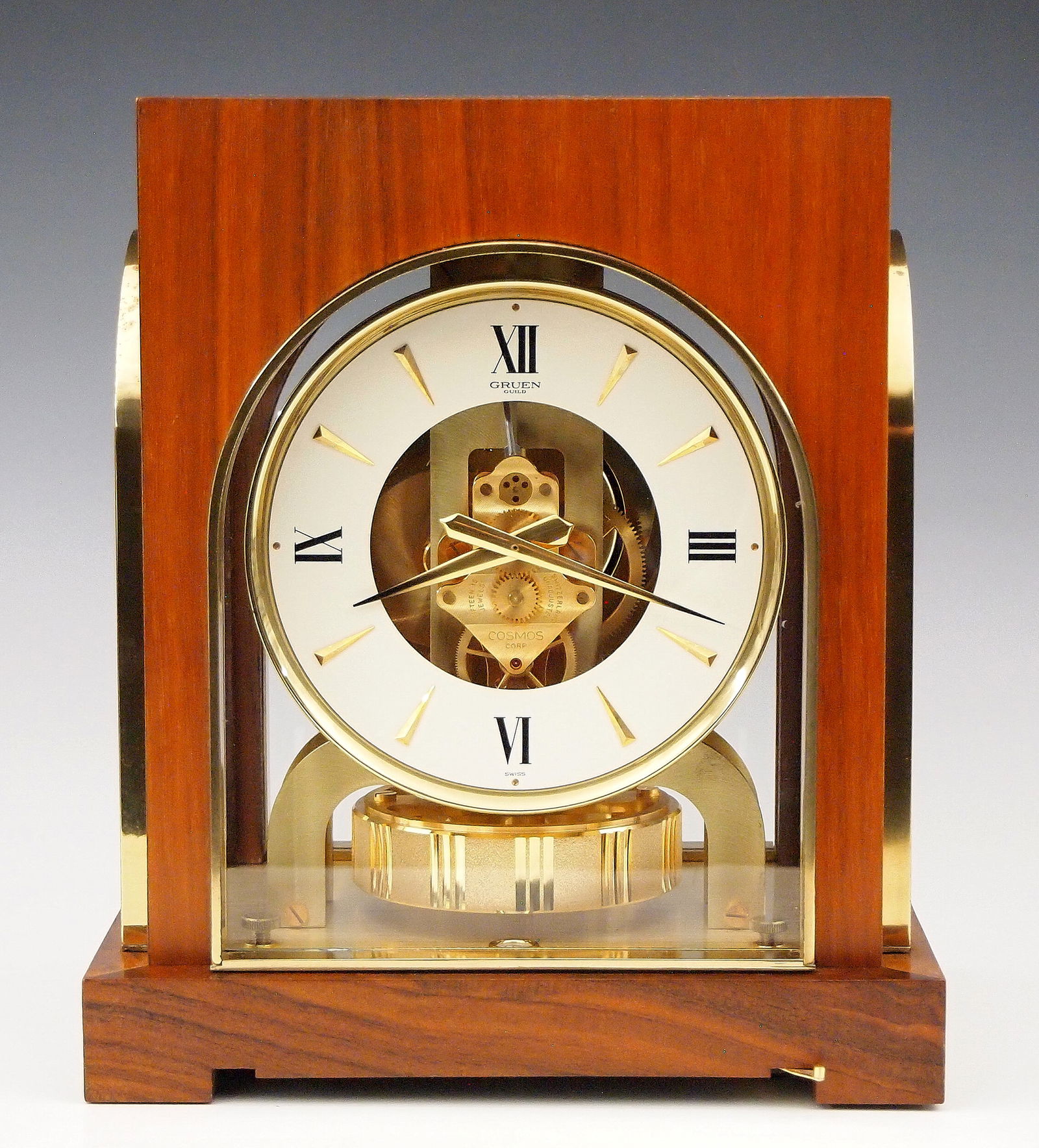 LeCoultre Gruen Guild Perpetual Clock: A late 20th century Gruen Guild perpetual mantel clock by LeCoultre et Cie for Cosmos Corp. Caliber 528 15j movement with White enameled dial and Roman numerals, powered by changes in atmospheric pres