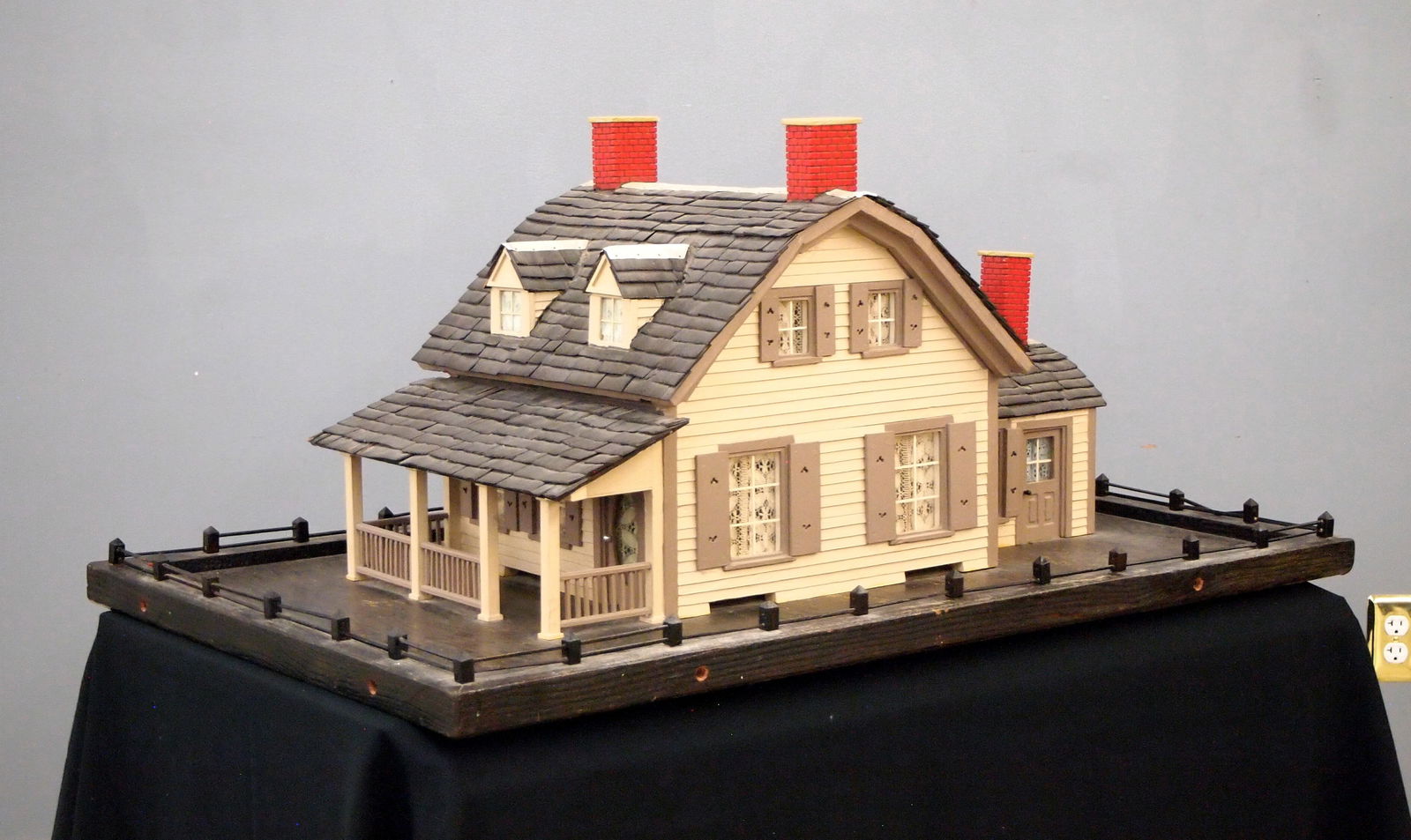 Folk Art Model House Birdfeeder (1 of 3)