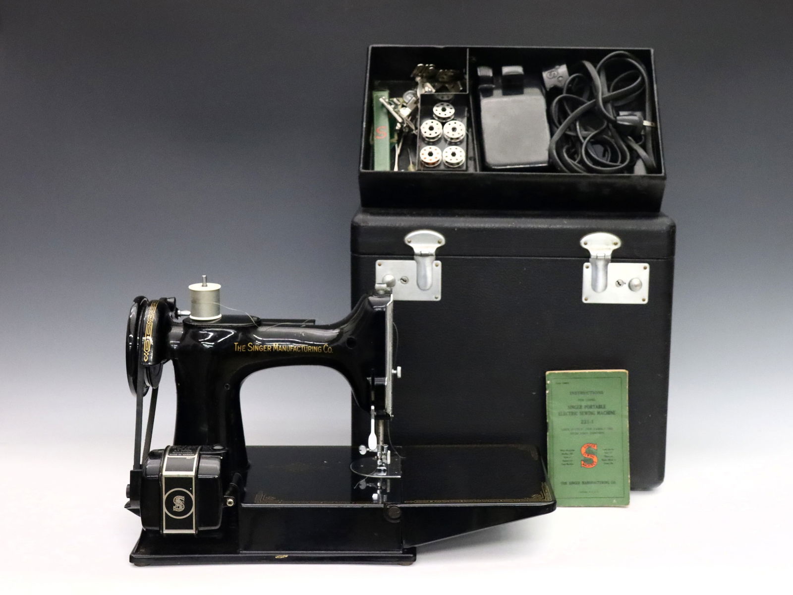 Singer Featherweight Sewing Machine (1 of 4)