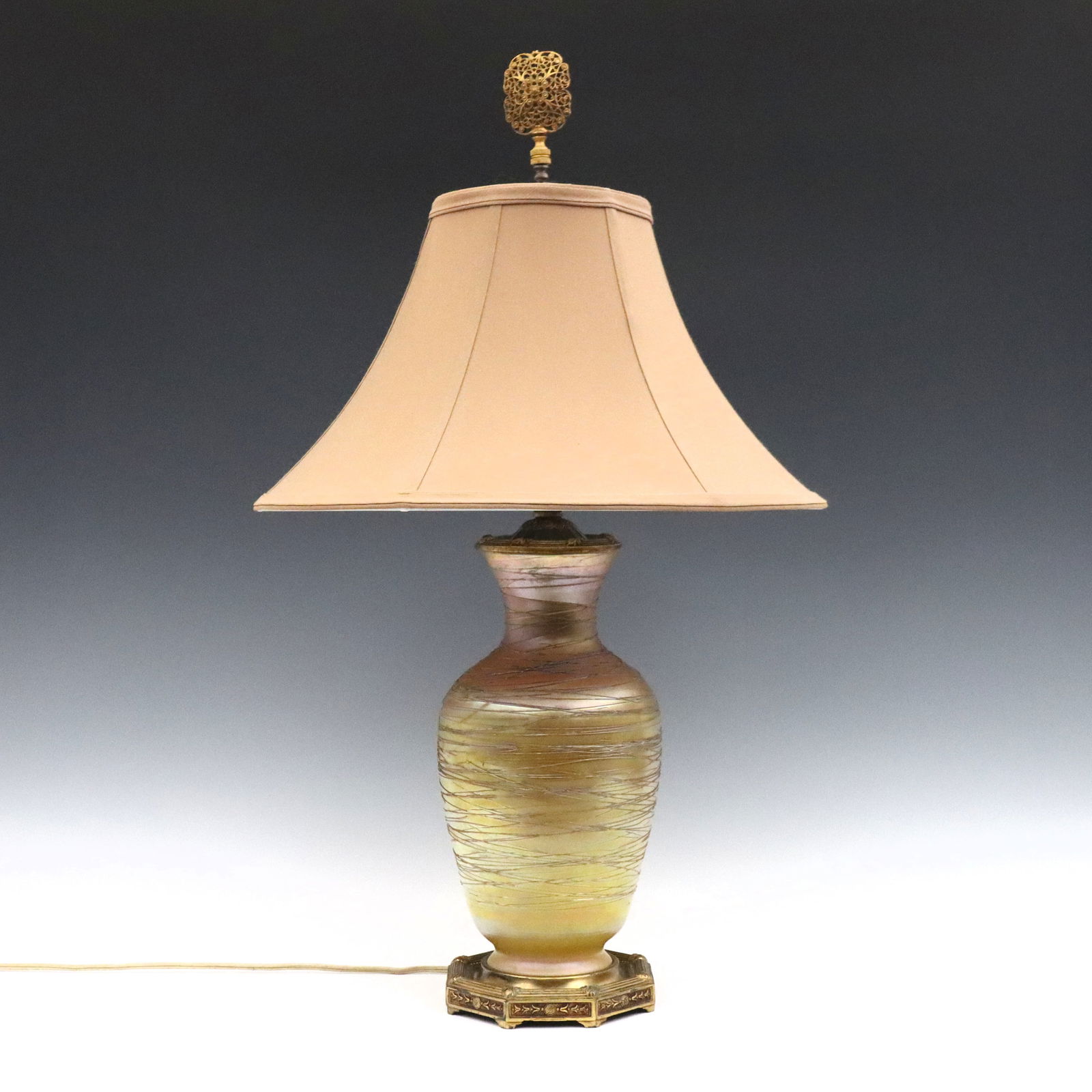 Durand Art Glass Lamp (1 of 2)