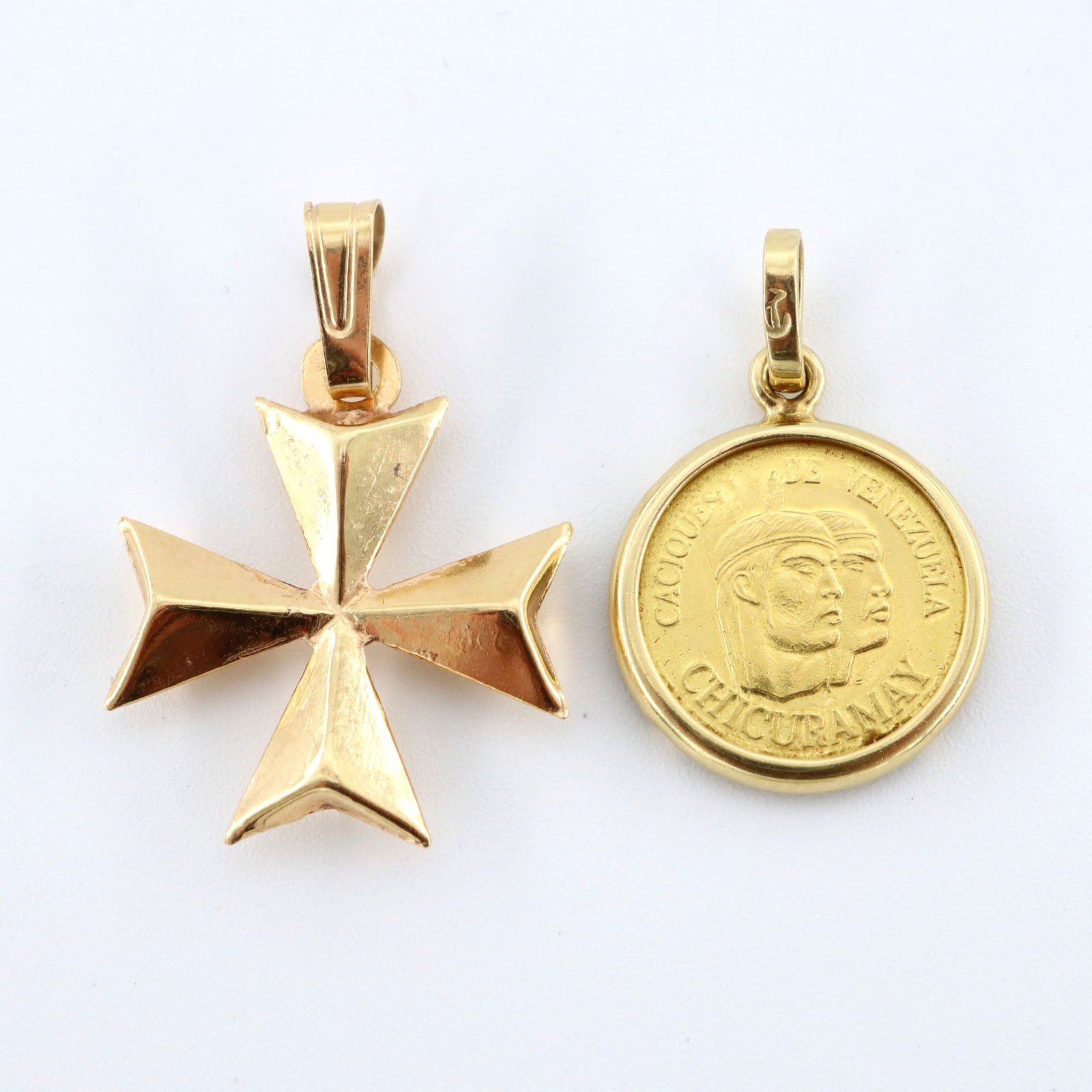 2 18/22k Gold Pendants (1 of 2)