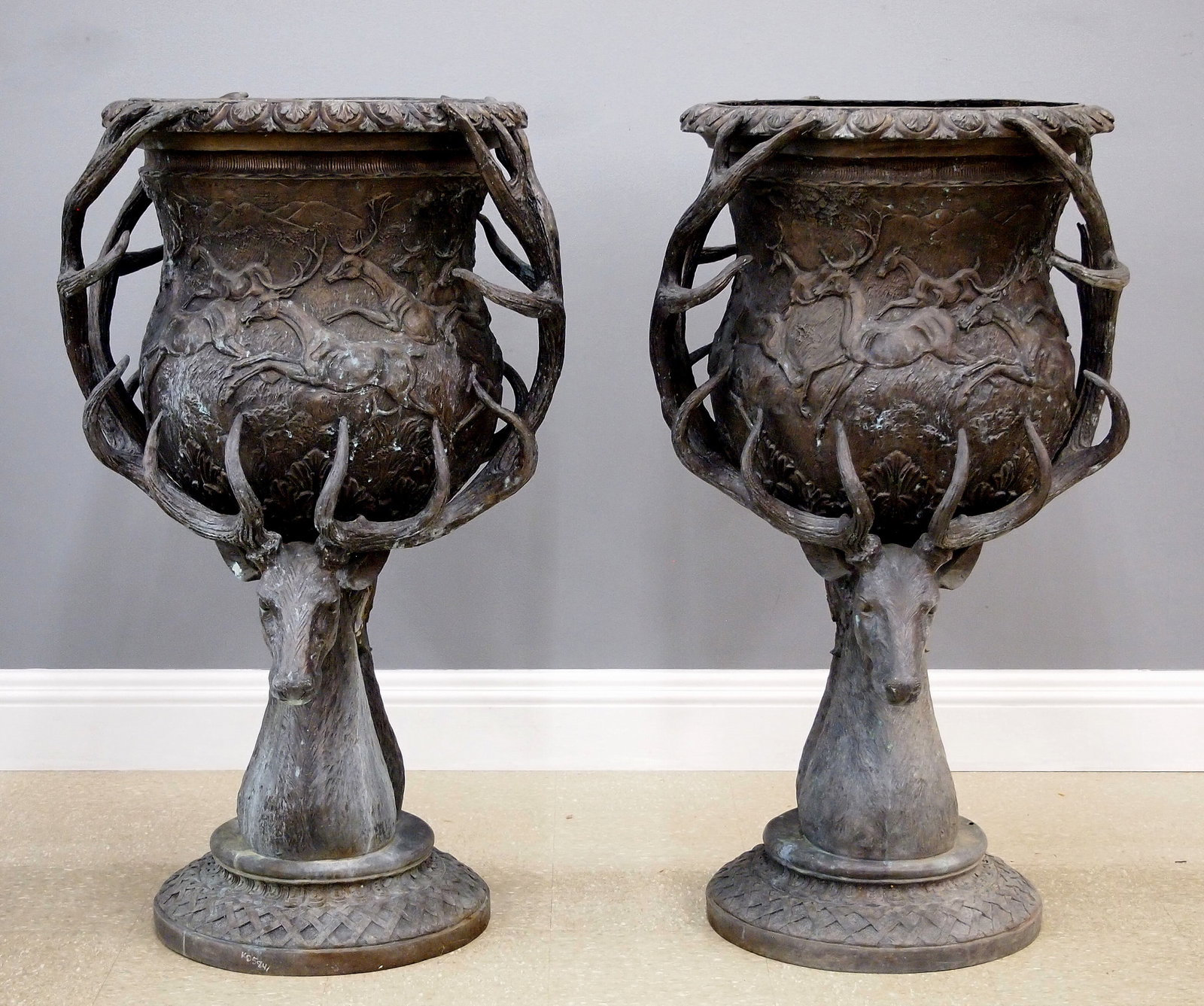 Pr Bronze Garden Urns (1 of 4)