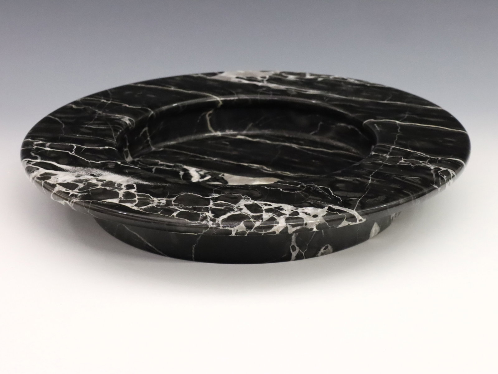 S. Asti Italian Marble Bowl: An Italian Mid Century Modern Marble center bowl attributed to Sergio Asti. Shaped Black/Grey veined marble bowl. Original "Atelier International Limited" and "UP & UP / Made in Italy / Massa