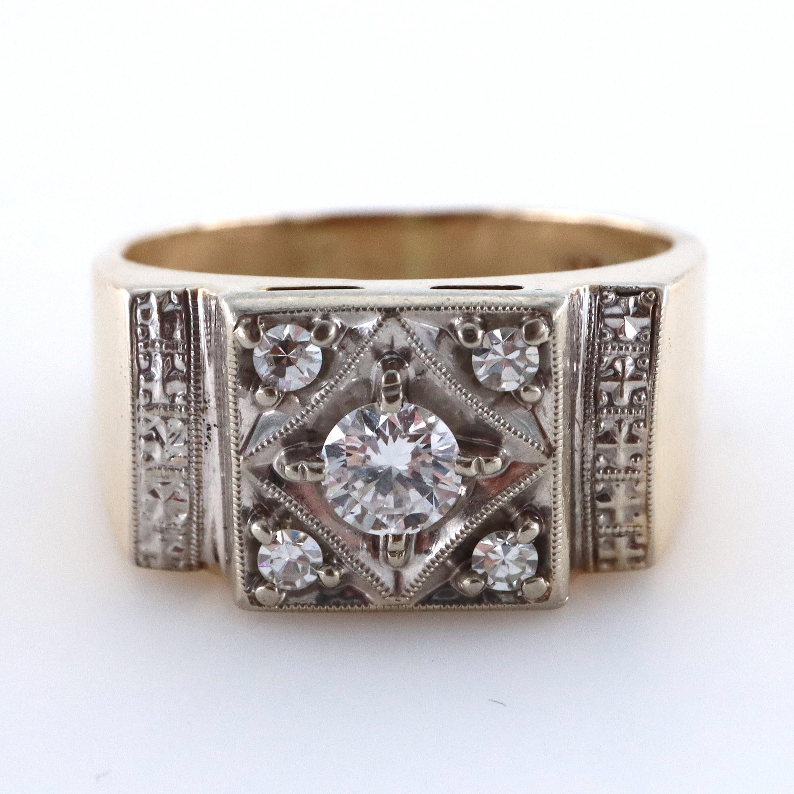 John Alden 14k Gold & Diamond Ring: A vintage gentleman's John Alden 14k Gold and Diamond ring. Features a central round cut prong set Diamond, approx. 4.5 to 5 mm, estimated 0.35 to 0.5 carat, surrounded by four smaller round cut Diamo