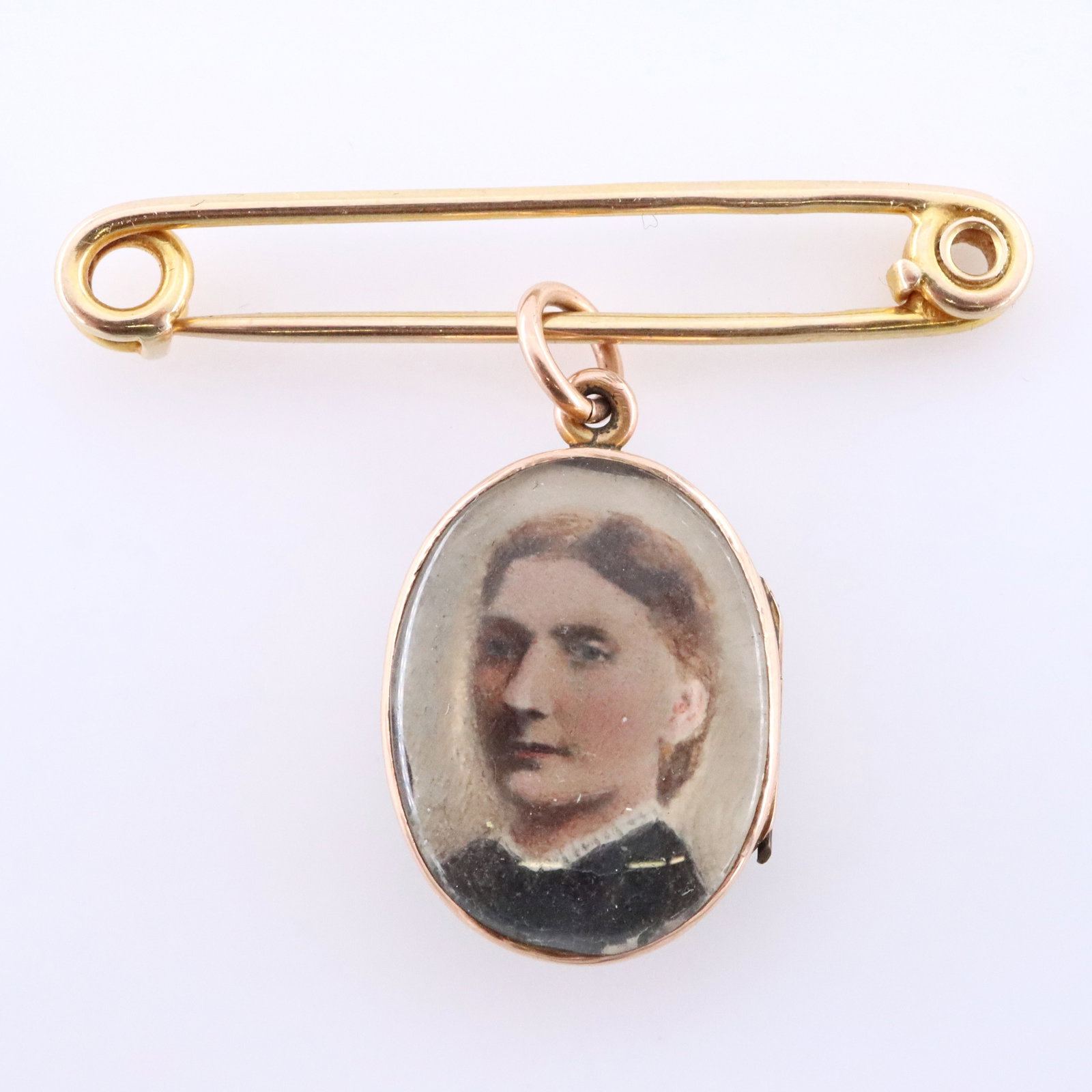 2 pc 9k Gold Jewelry: Two pieces of vintage 9k Gold jewelry. Includes an English Yellow Gold pin and a Rose Gold reversible locket. Pin double marked "9 / 375" with English hallmarks, "A.W.R." maker's mark and is 2.6 grams