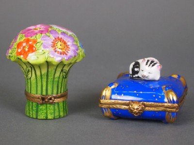 2 Limoges boxes: Two 20th century Limoges porcelain boxes. Both with hinged covers and hand painted decoration. Slight wear. Up to 2 1/2" high. ESTIMATE $100-150