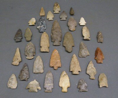 31 Stone Points: Thirty-One Native American Stone Points. Including Spear heads and Arrow heads, all of carved stone. Wear/age to each. From 1 1/4" to 3 3/4" long. ESTIMATE $200-400