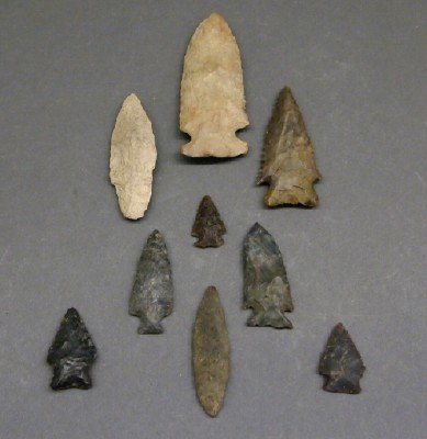 9 Stone Points: A Group of Nine Native American Stone Points. Of various kinds of stones, shapes, and sizes. Wear to each, some nicks noted. From 1" to 3 1/4". ESTIMATE $50-75