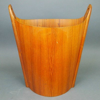 P.S. Heggen Wastepaper Basket: A Mid Century Modern Teak Wastepaper Basket Designed by Einar Barnes for P.S. Heggen. Oval basket consisting of Bent plywood with Teak veneer and solid wood loop handles at either side. Impressed mark