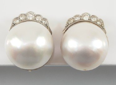 Lady's Mobe Pearl earrings (1 of 2)