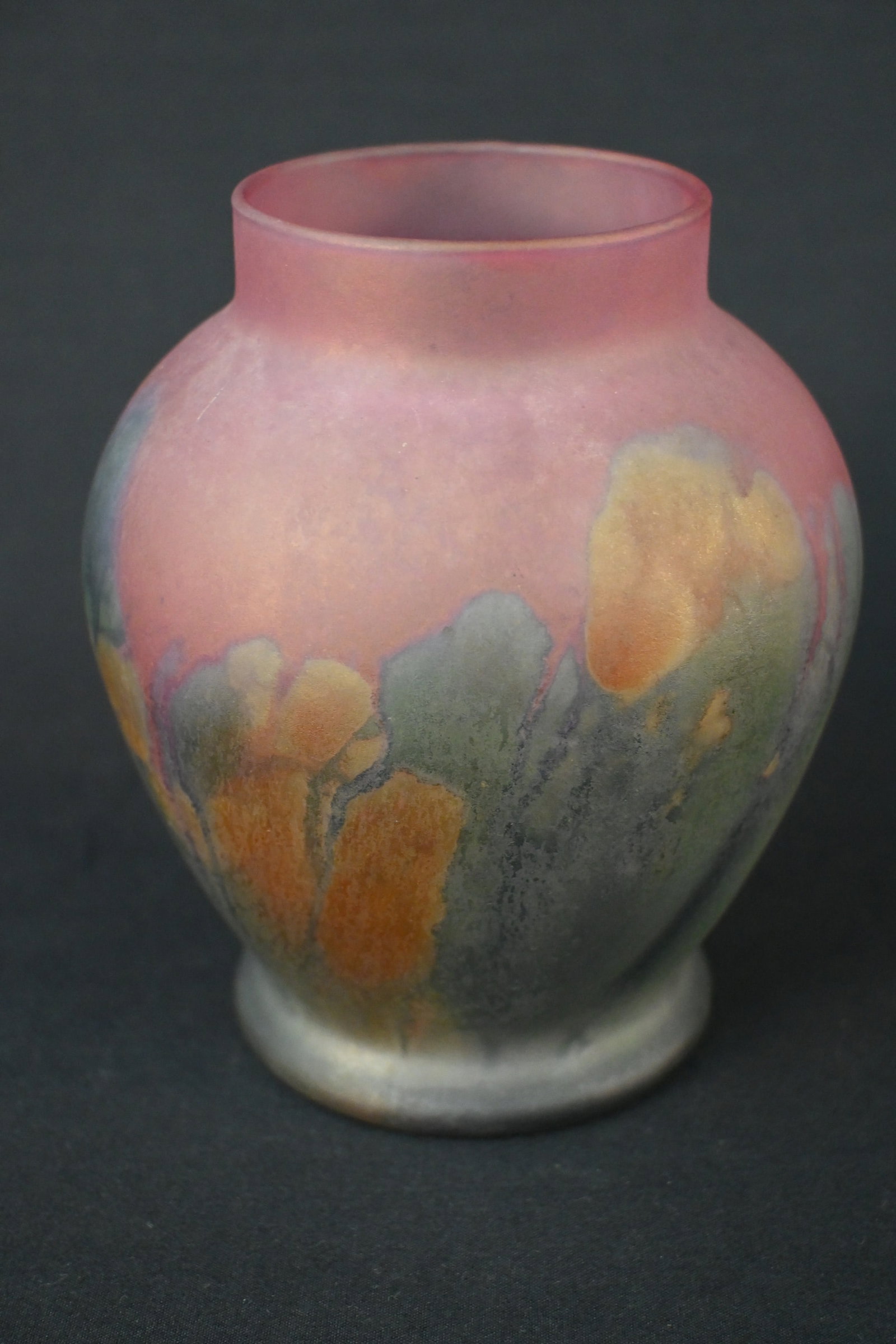 Reuven Nouveau Art Glass Vase – Hand-Painted Watercolor Splatter and Drip Design: Bring an artistic burst of color into your space with this stunning Reuven Nouveau art glass vase. Known for their vibrant, hand-painted designs, Reuven Glass captures the essence of modern artistry w