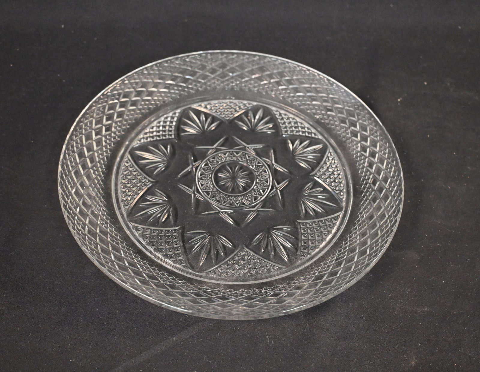 Cristal d’Arques Durand “Antique Clear” Dinner Plate – French Pressed: A vintage clear pressed crystal dinner plate from Cristal d’Arques Durand, featuring the elegant Antique Clear pattern with geometric and starburst motifs. Made in France, this plate exemplifies