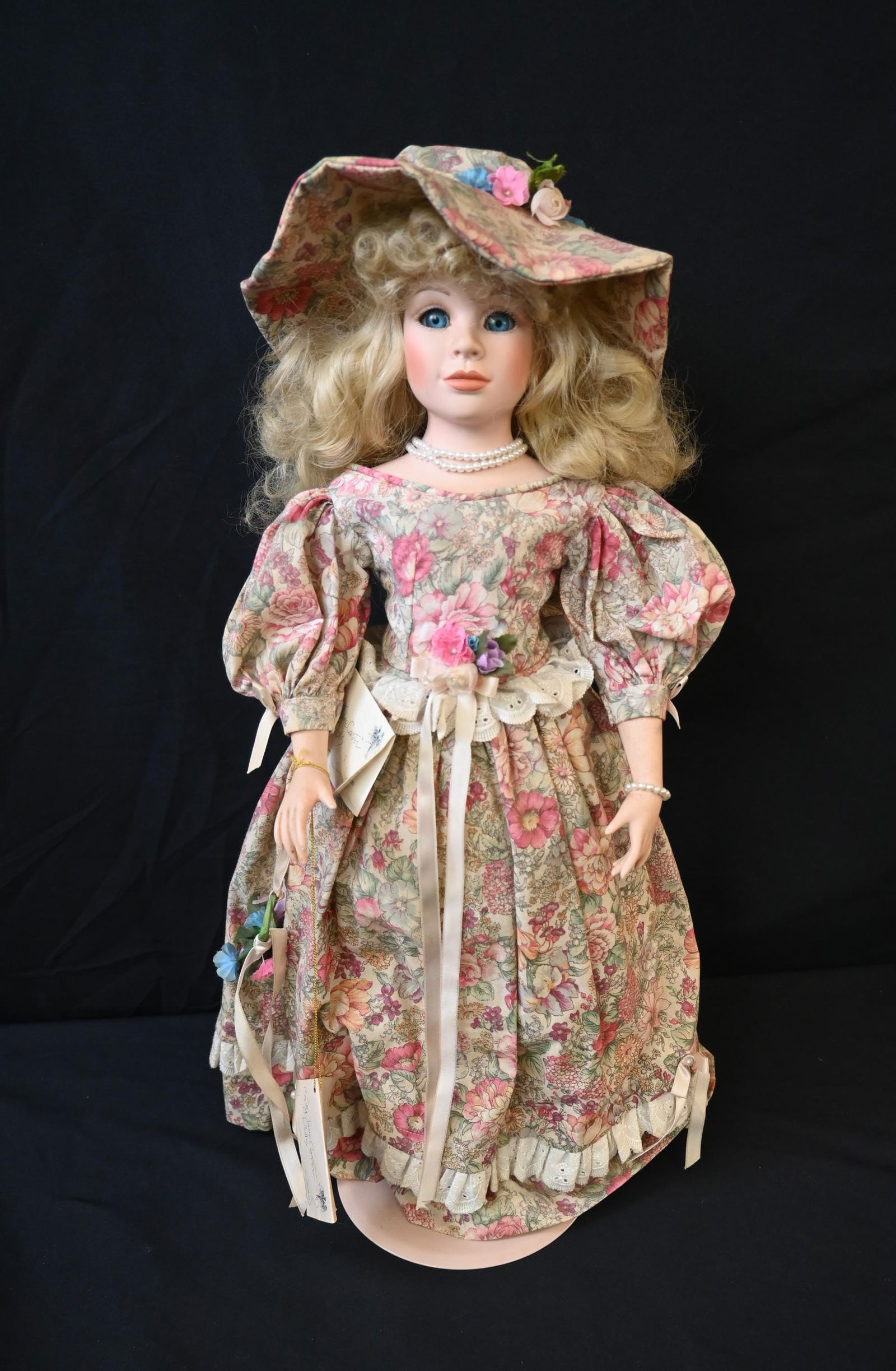 “Deidre” Musical Doll by Bette Ball for Goebel – Sweet Romantics Collection: This limited edition collectible doll, designed by Bette Ball for Goebel, is part of the Sweet Romantics Collection.Key Features:Musical Feature: Plays the classic tune “Turn Around” via a