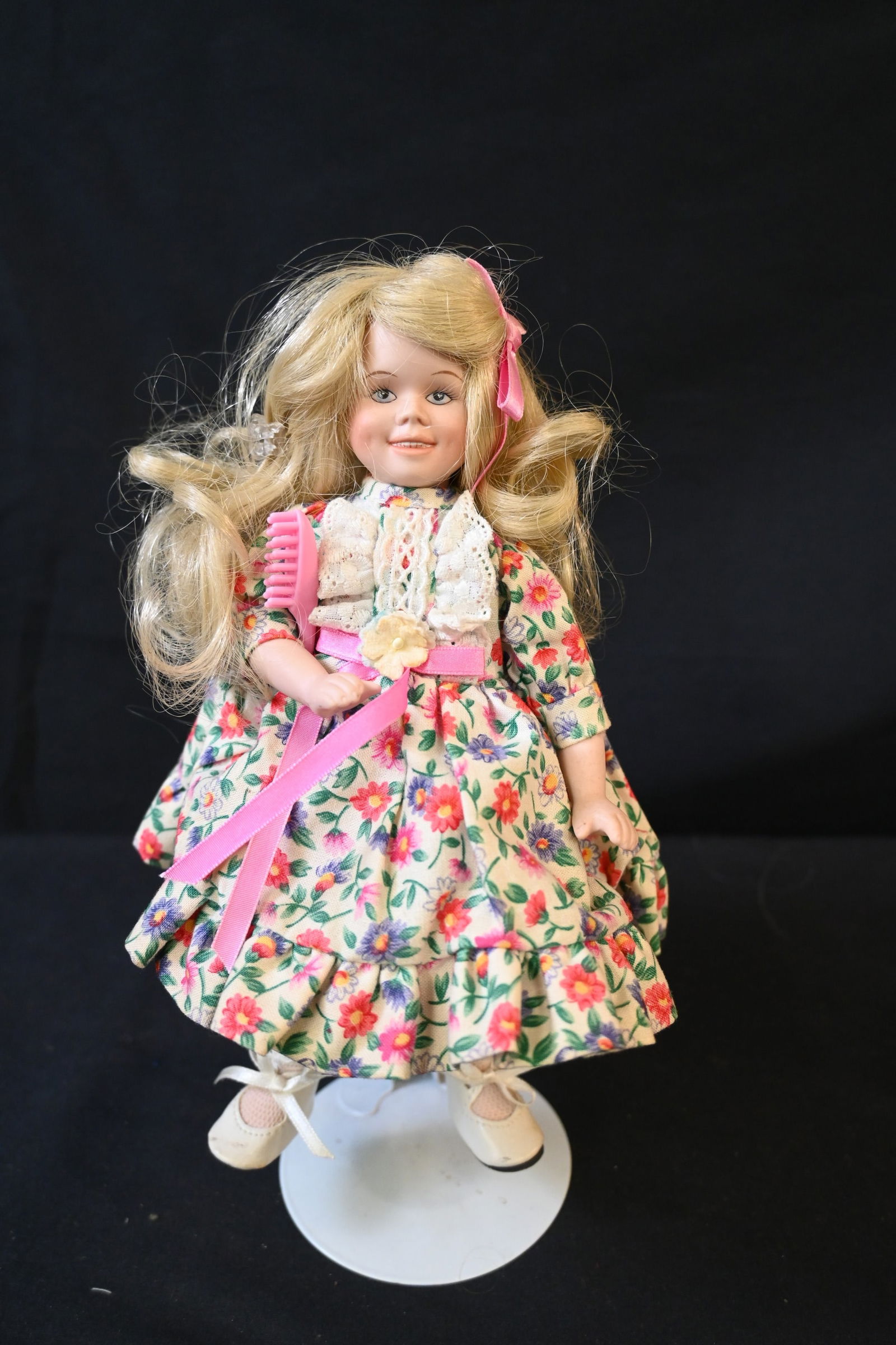 Goebel Doll Club Exclusive Porcelain Doll – Bette Ball Design: This collectible Goebel Doll Club exclusive doll, designed by Bette Ball, is a charming limited edition piece, often produced around 1995 for club members.Key Features:Appearance: Blonde girl wearing