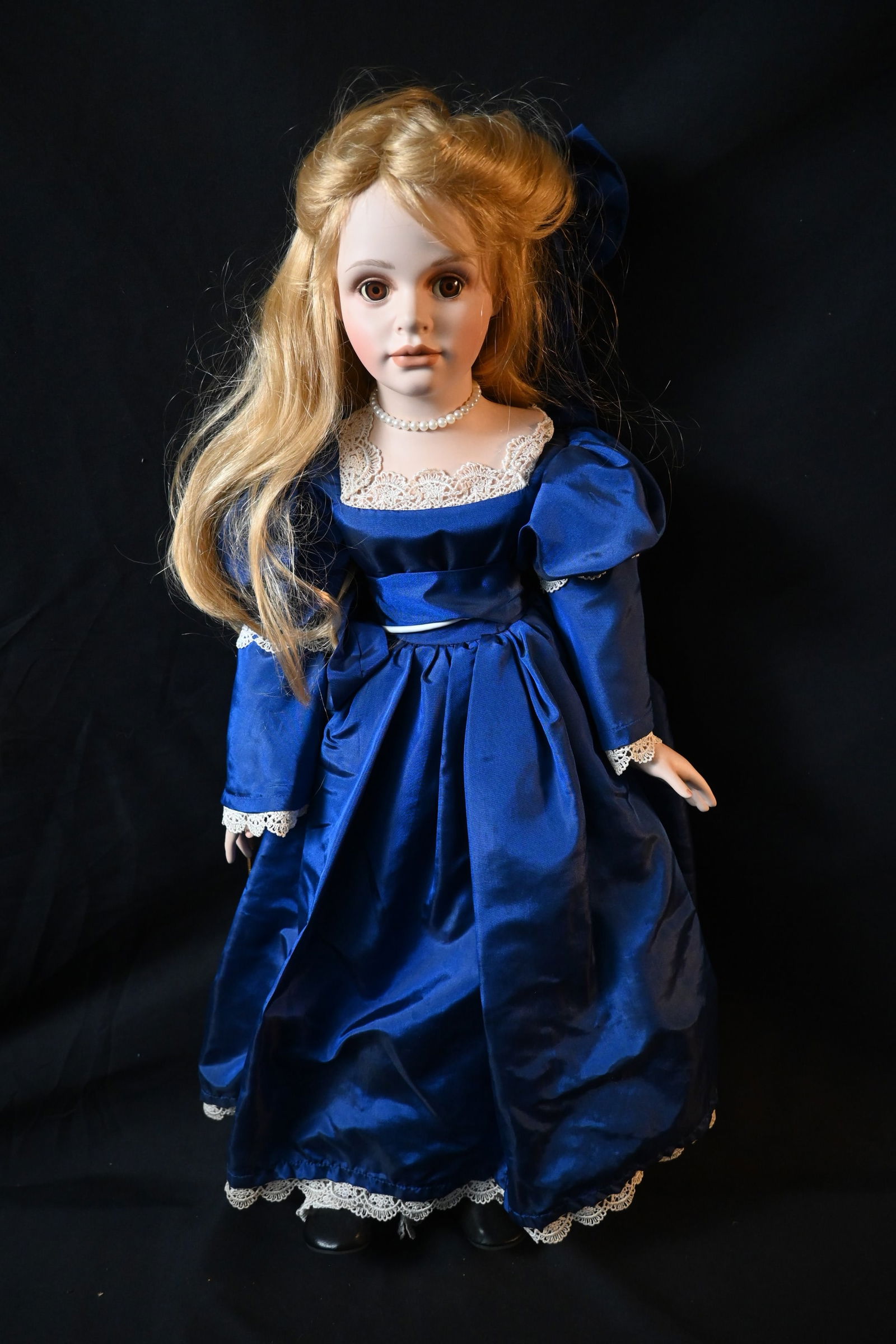 Vintage Collectible Porcelain Doll (1 of 16)