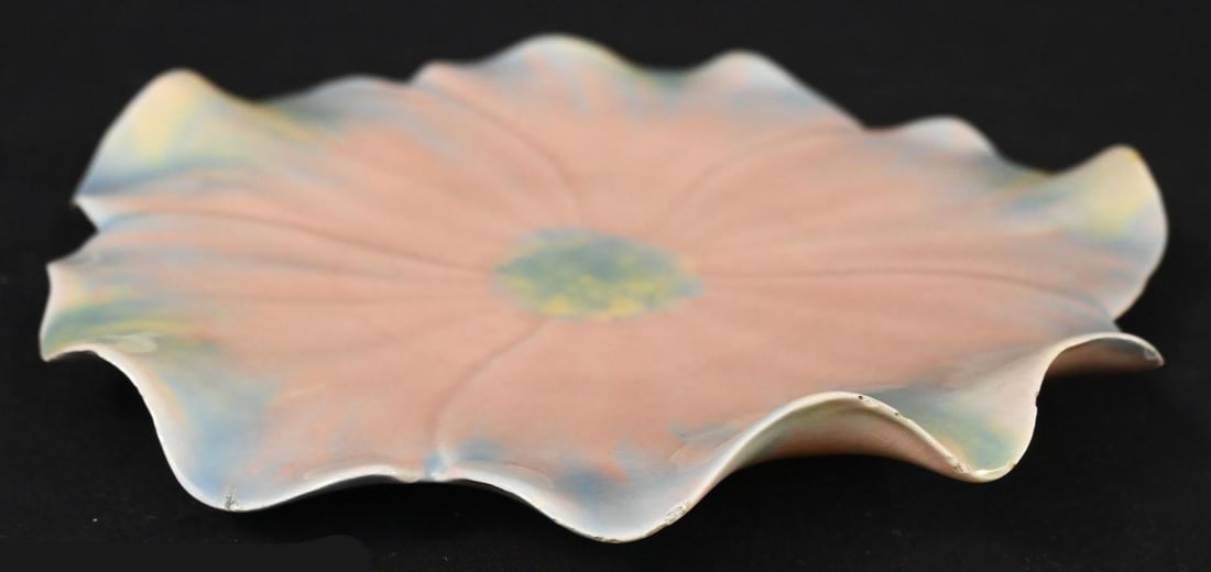 Vintage Doris Suman California Pottery Petal Ware Dish – Variegated Glaze: A vintage Petal Ware dinnerware piece by Doris Suman, California Pottery, featuring a distinctive floral-inspired form with gently ruffled edges. The dish is finished in a variegated glaze of pale sal