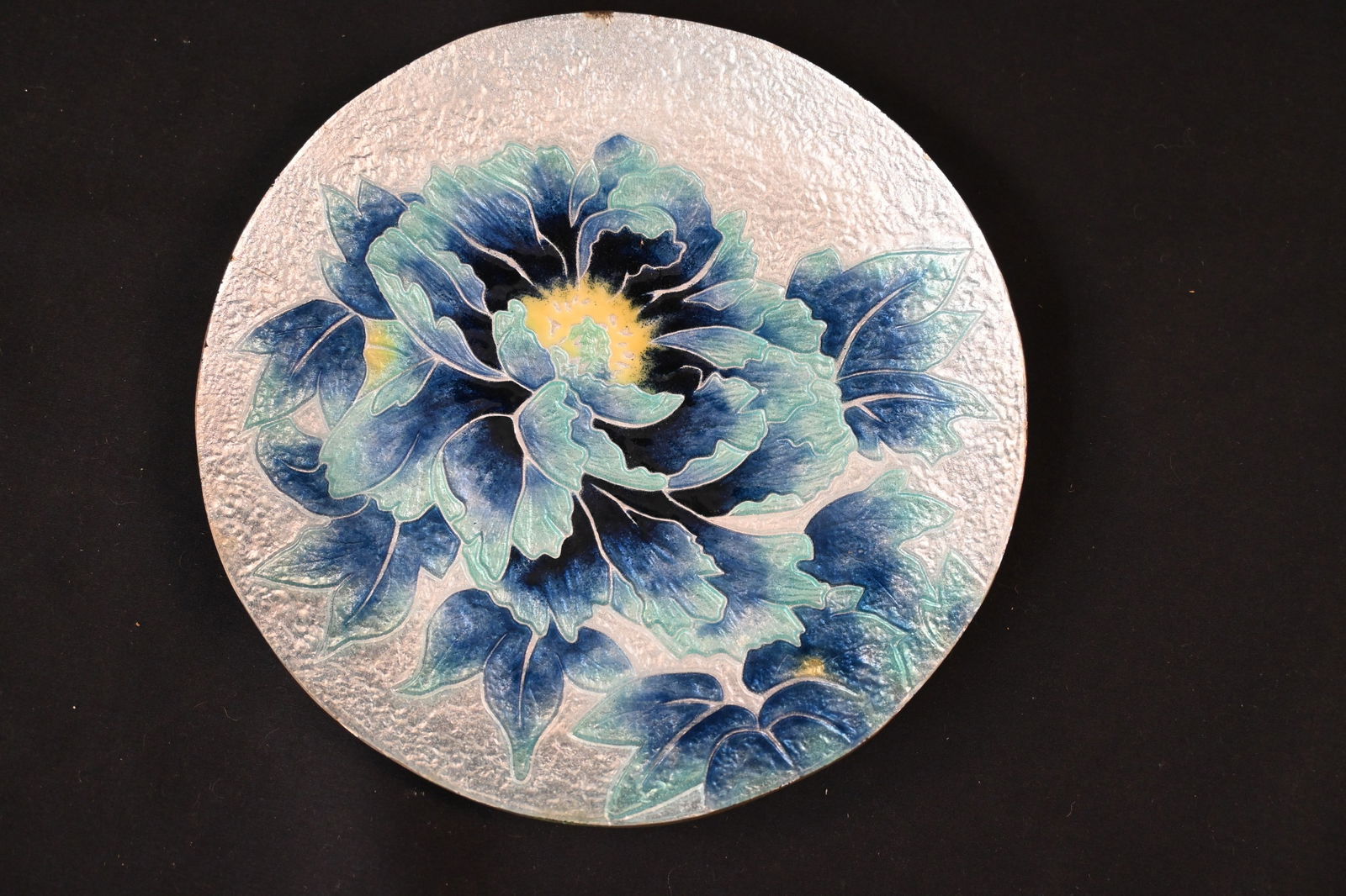 Vintage Japanese Shipp?-yaki Silver Cloisonné Peony Plate/Charger: This is a beautiful example of traditional Japanese Shipp?-yaki (cloisonné) enamelware, likely dating from the mid-to-late 20th century. Shipp?-yaki, which translates to "seven treasures ware," r