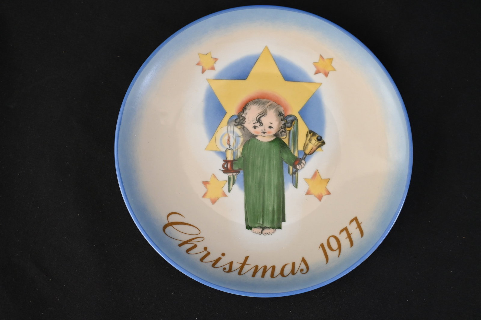Vintage 1977 Christmas Collector Plate "Herald Angel" by Sister Berta Hummel, Schmid W. Germany: Up for auction is a vintage 1977 Christmas plate from the collector series featuring authentic artwork by Sister Berta Hummel. This is the seventh limited edition plate in the Christmas series produce