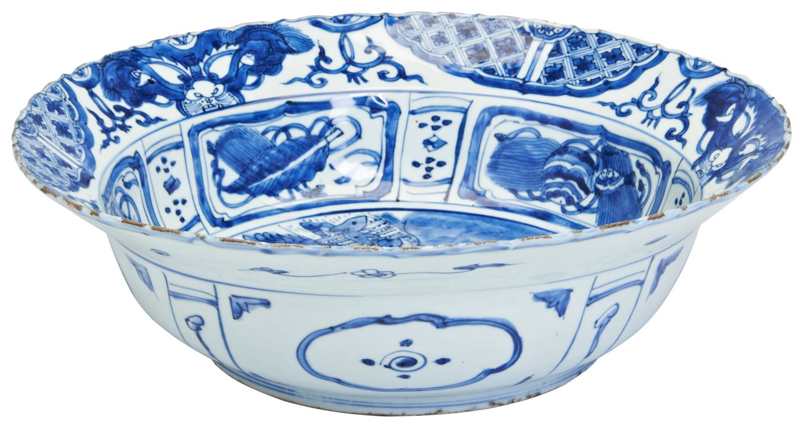 A FINE CHINESE PORCELAIN BLUE AND WHITE DEEP 'KRAAK' BASIN WANLI, 1573-1619 painted in the