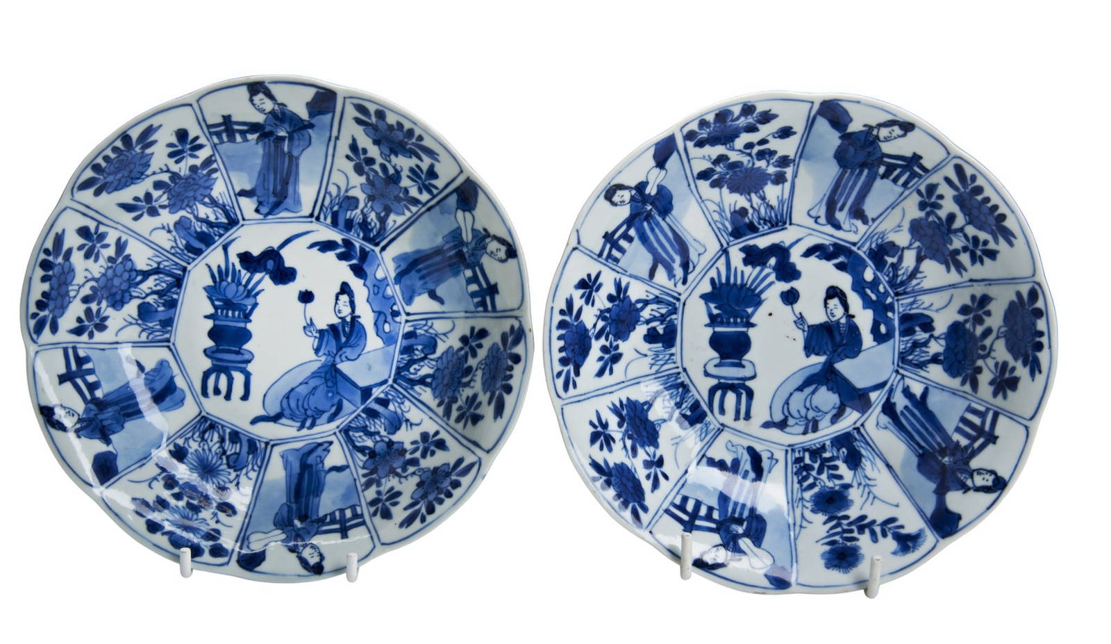 A PAIR OF CHINESE PORCELAIN BLUE & WHITE SAUCERS KANGXI PERIOD (1662-1722) decorated in the centre