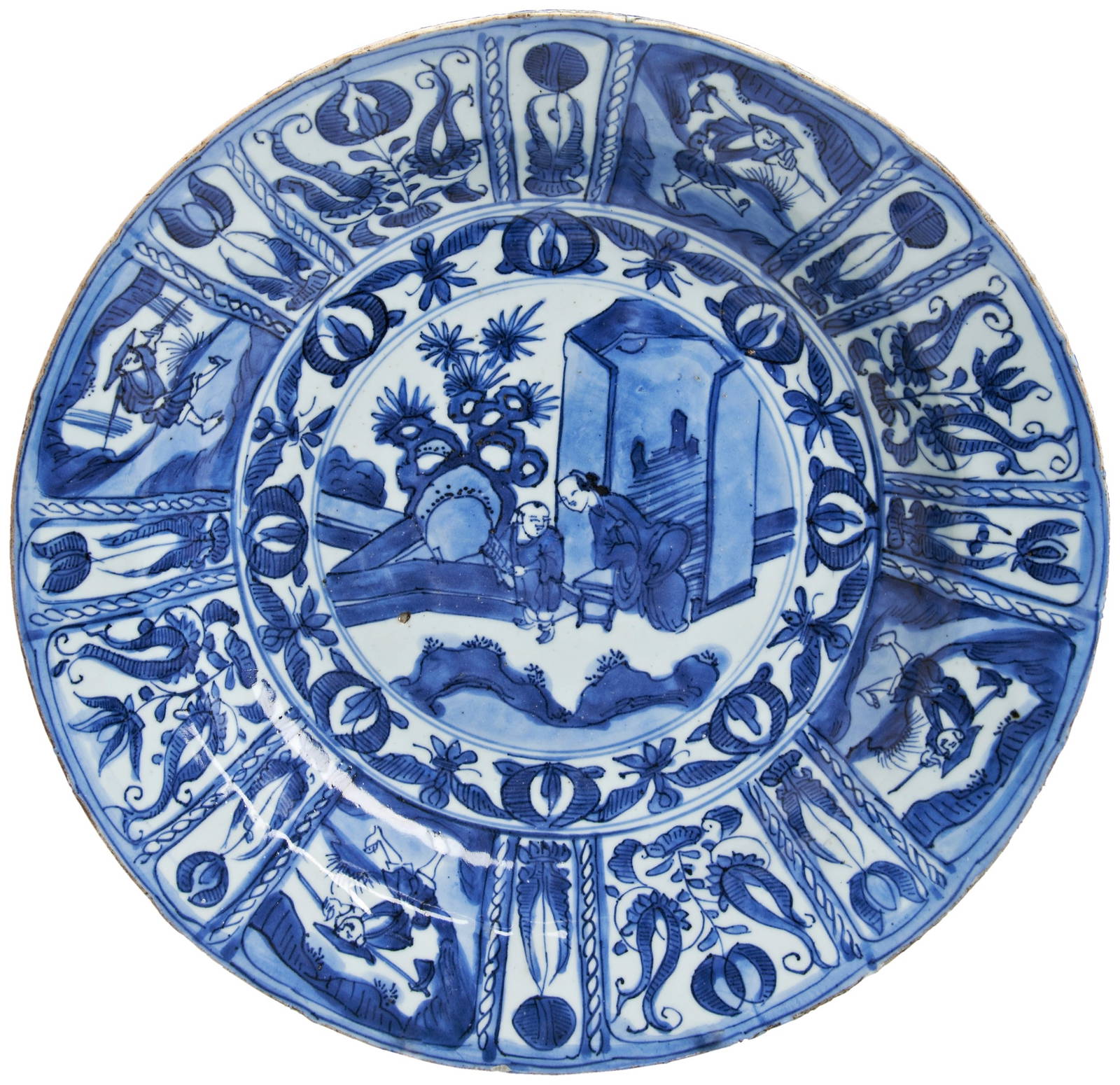 A LARGE BLUE AND WHITE KRAAK DISH CHONGZHEN PERIOD (1627-1644) painted in tones of underglaze blue
