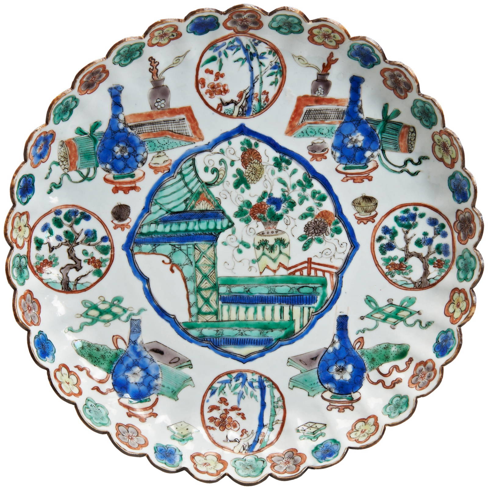 A CHINESE PORCELAIN FAMILLE VERTE CHRYSANTHEMUM DISH KANGXI, CIRCA. 1700 painted in the centre with
