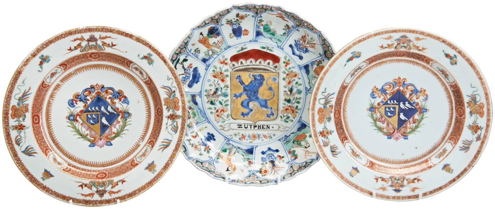 A RARE CHINESE PORCELAIN FAMILLE VERTE ARMORIAL FLUTED PLATE KANGXI, 1662-1722 painted in the