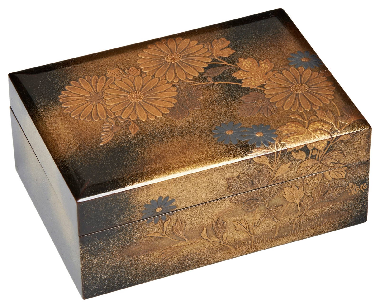 A JAPANESE GOLD LACQUER INCENSE CONTAINER (KOGO) TAISHO PERIOD (1912-1926) finely decorated in