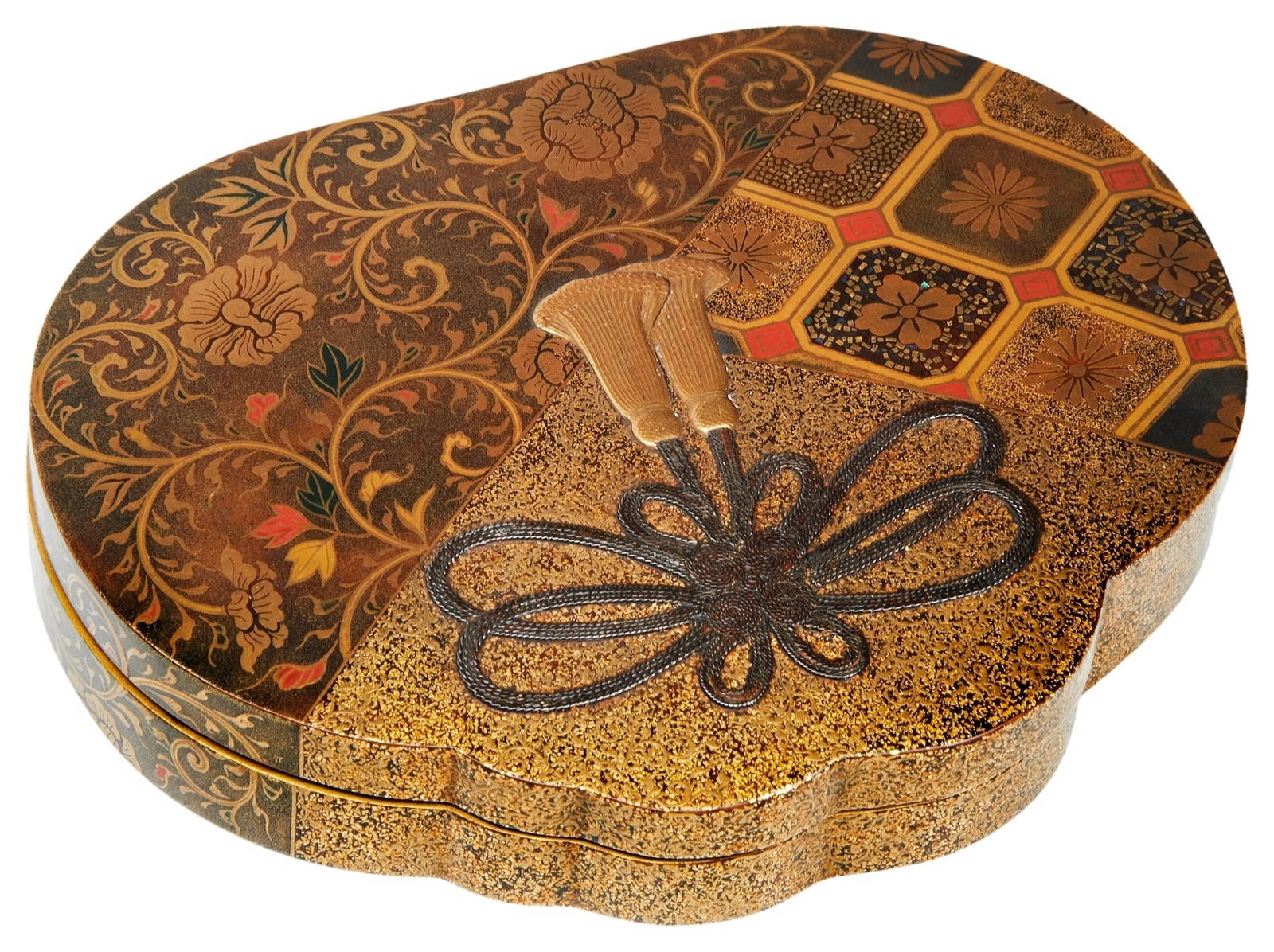 A JAPANESE LACQUER INCENSE CONTAINTER (KOGO) EDO PERIOD, CIRCA 1800-1850 modelled as a tasselled