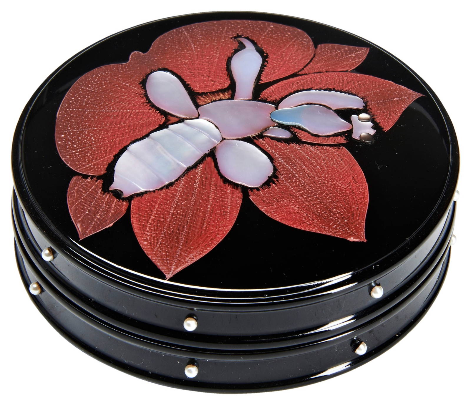 SHIBAYAMA YOSHINORI (JAPANESE, B.1975) A JAPANESE LACQUER INCENSE CONTAINER (KOGO) inlaid with a