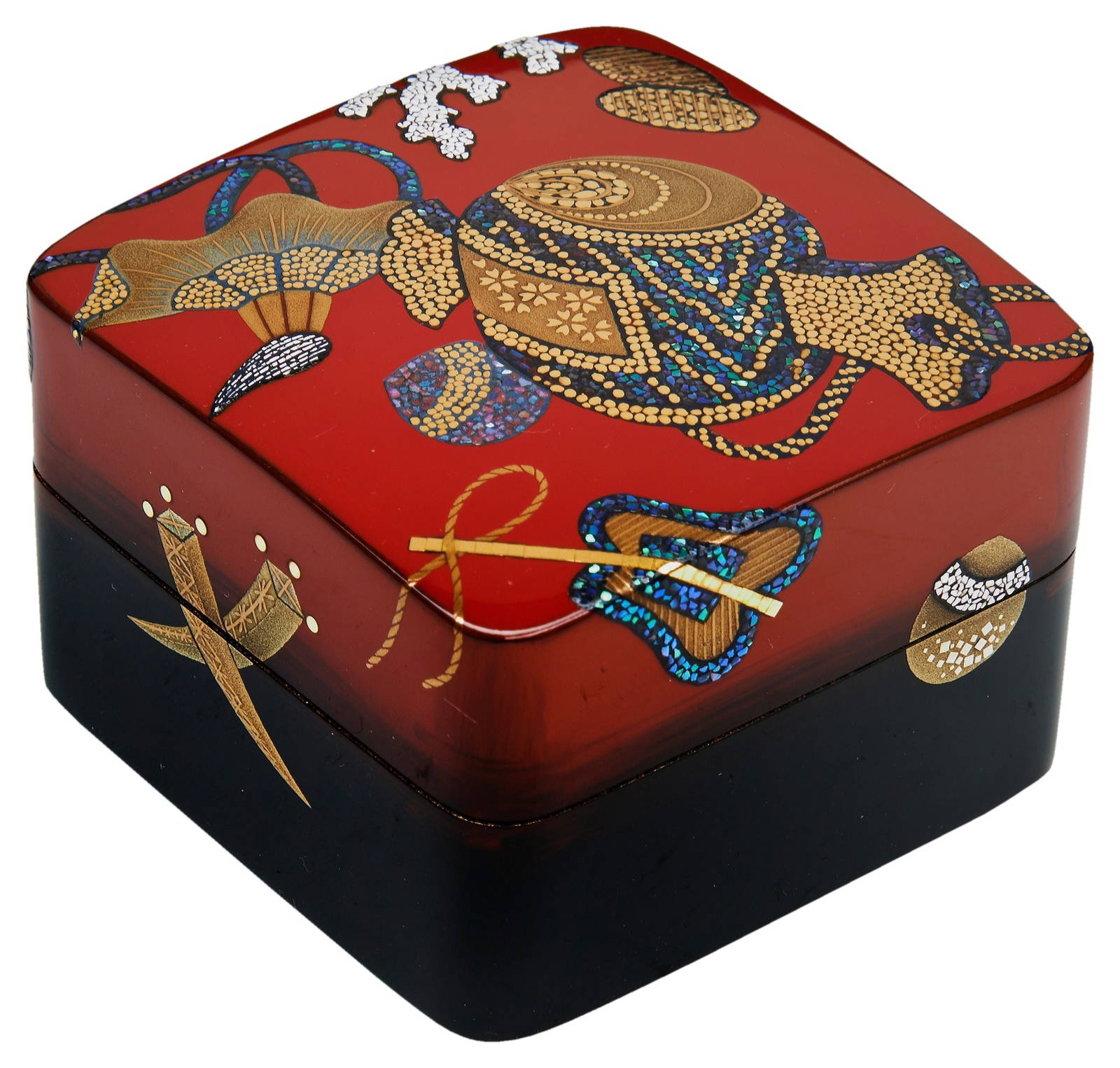 MUKAITSURA NOBUO (JAPANESE, B.1958) INCENSE CONTAINER SEVEN TREASURE DESIGN (KOGO TAKARAZUKUSHI)