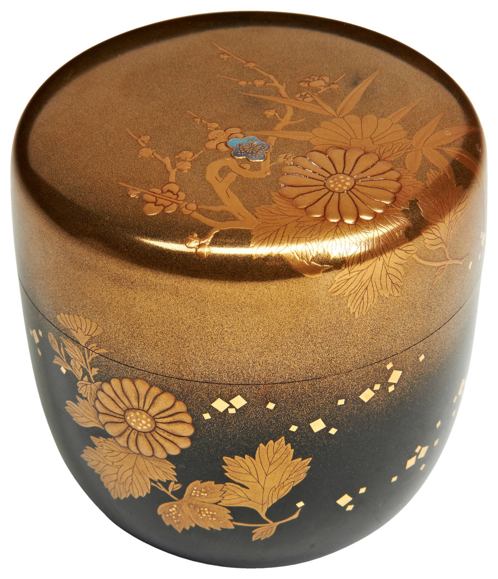 A JAPANESE GOLD LACQUER AND SHELL INLAID TEA CADDY (NATSUME) TAISHO PERIOD (1912-1926) the exterior